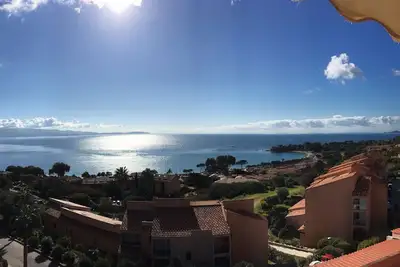 Appartement 3 ch vue mer plage à 200 m proche  restos et supérette tout équipé.