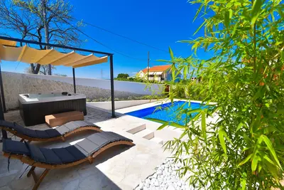 Image de Romantic village villa w\/pool, hot tub