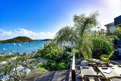Image de Oof villa d’architecte, unique à Sxm. Vue plongeante sur la mer et l’îlet Pinel