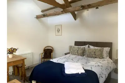 Image de Stable Conversion in Tranquil Gardens and Farmland