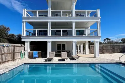 Image de Walk to tradin post! North cape, private pool, awesome patio & steps to beach!
