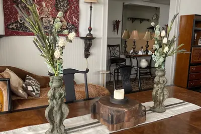 Image de Beautiful, artistic, unique and beyond large and spacious apartment