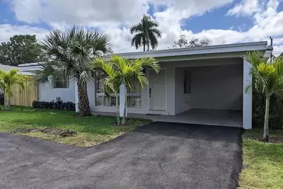 Image de Recently Renovated! ~ Beautiful Boca Heights Gem ~ Long-Term Rental