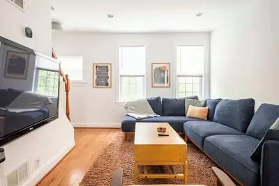 Image de Convenient home in Little Italy w/ off street Pk