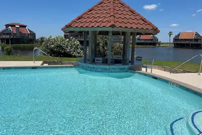 Image de Beach Retreat Minutes to the Beach and just steps to the Pool! !