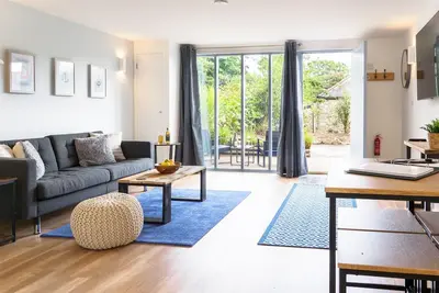 Contemporary 1 bed property with shared pool/hot tub nr Falmouth/Helford River