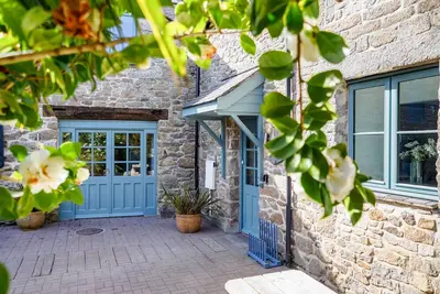 Image de Large cottage, private hot tub, shared pool, nr Falmouth/Helford River, sleeps 8