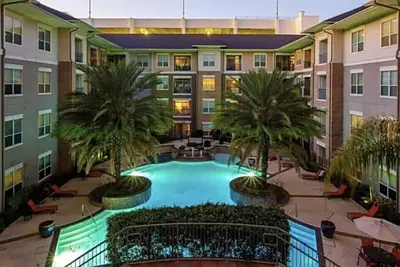 Image de Modern Apartment with Pool — 7 mins to Nrg