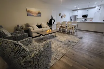 Image de New Custom Home 1 block from beach and only minutes to downtown