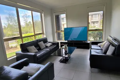 Image de 5 bedroom luxurious house in heart of Marsden Park