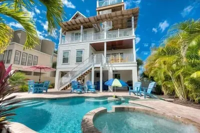 Image de Ocean Walk- 4 bedroom with heated pool/spa and 6 houses from the white sandy beach