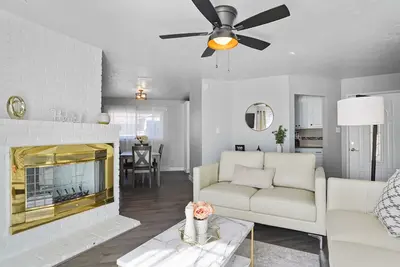 Image de cute comfy home w/relaxing lit gazebo minutes from downtown & airport