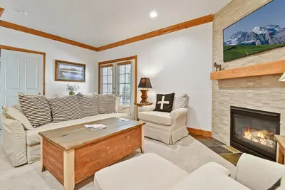 Image de Family Getaway, Pool, Tubing, Skiing, & Ice Castles Villa 1002