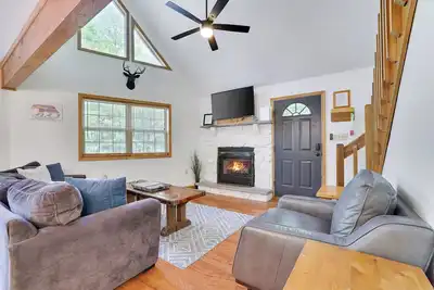 Image de Newly renovated! Hot Tub, Game Room, fire pit, walk2Lake Beach Passes, arcade