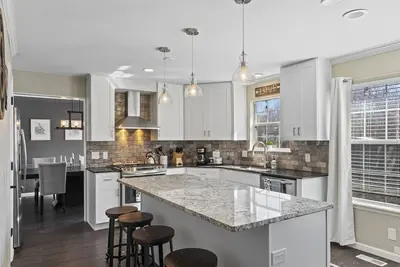 Image de South Tulsa Gem: 3 bed / 2. 5 bath with firepit