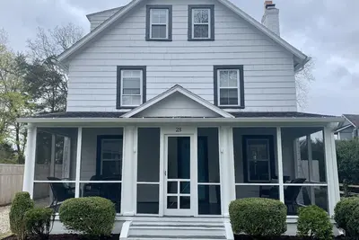 Image de 1 Block from Water - Welcoming 4 Bedroom Home