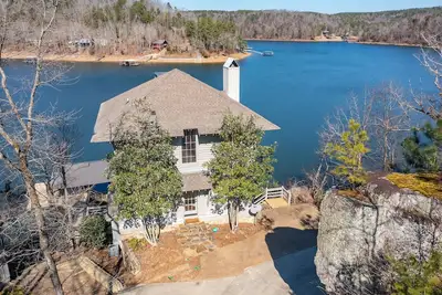 Image de Luxury Lakefront Family Retreat at Smith Lake