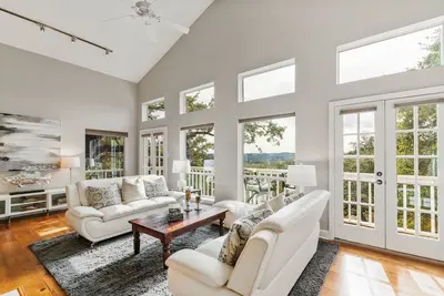 Image de 3 Bedroom, 2 &1/2 Bath Condominium Executive lease-short and long-term options.