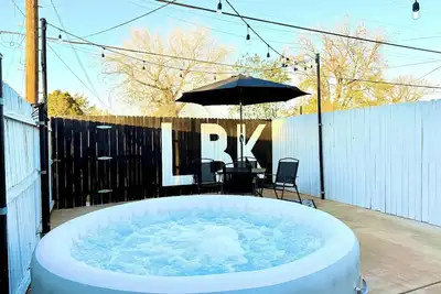 Image de ✮The Monochromatic Modern Studio✮Near Ttu✮1bd\/1Bth