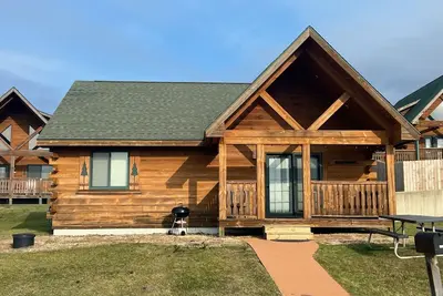 Image de Cozy 2 Bed 2 Bath Cabin located next to Three Bears Resort in Warrens Wisconsin