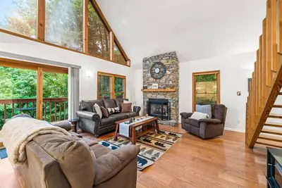 Image de Perfect Mtn Cabin, King Beds, Hot Tub, 5 minute drive to downtown
