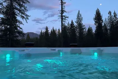 Image de Custom built West Glacier cabin with Hot tub.
