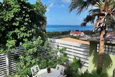Serene, Affordable, Cozy apartment, only 10 min walk to the beach!