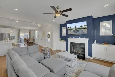Image de Luxury Townhome with 2 King Suites - 20 minutes from Beach & Downtown