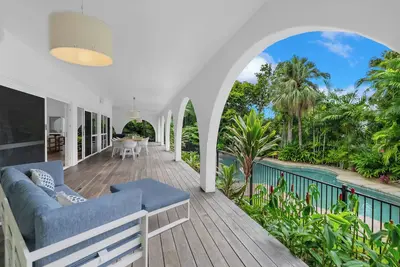 Image de Large private tropical retreat with 18m pool, only 200m to the beach.