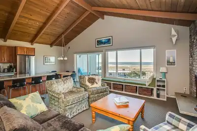 Image de V486 is a 2 bedroom fully equipped condo on the 3rd floor of Pacific View.