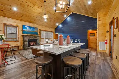 Image de New Cabin, Hot Tub & Stunning Anakeesta Views -5 min from downtown Gatlinburg!