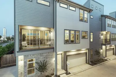 Image de Elegant 3 Br townhouse in the Galleria area. 🏡