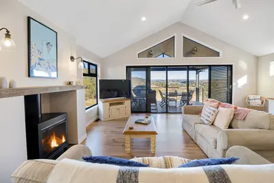 Image de 3bed 3bath house with lake views. 10mins from Jindabyne. 30 mins to ski tube