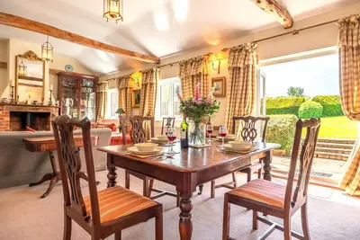 Image de Charming cottage in beautiful private countryside with a boating lake - The Calf Pens