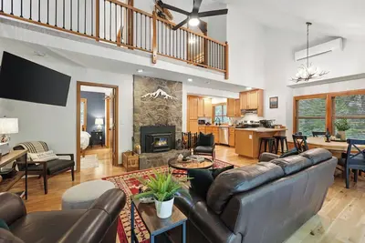 Image de Experience nature closeby at our cozy Rhododendron Chalet near Mount Hood