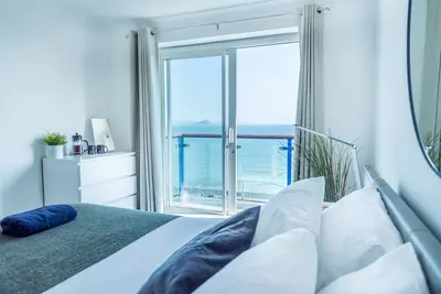 Image de Penthouse with front row sea views