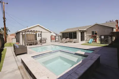 Image de 1mile to Disneyland family friendly House with a pool, hot tub, and game room