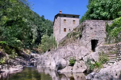 Image de Moulin à Pescia près de la rivière et piscine