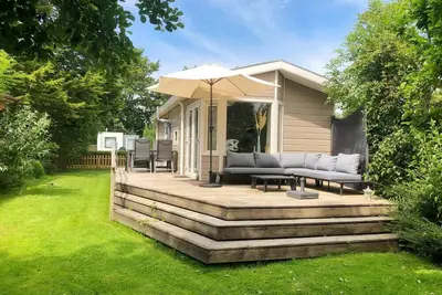 Image de Surrounded by greenery and trees you will find this lovely four-person chalet. After a visit to the beach, you can enjoy all the luxury and comfort of your holiday chalet.