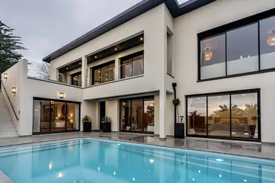 Image de Villa vue mer avec piscine 4x10 chauffée et couverte. .