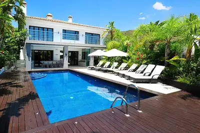 Image de 6 bedroom villa, 5 minutes walk to restaurants and bars