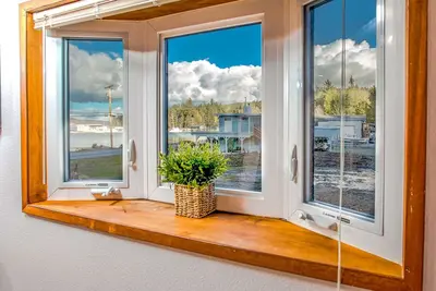 Image de Kick Back & Watch the Day Cruise By at Cornet Bay