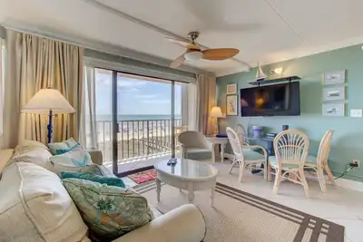 Image de ☀️Good Tidings 2u: Oceanfront with Direct Beach Access and Pool☀️