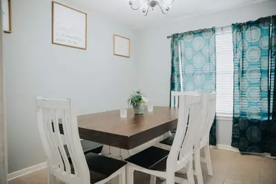 Image de Home Away from Home! Located in Central Westlake!