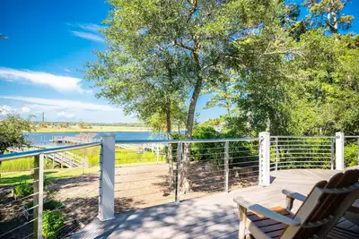 Image de Whitecaps: Intracoastal Waterway Home with Pool Table, Ping Pong, Dock