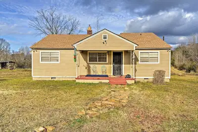 Image de Oxford Home on Private Land < 7 Mi to Dtwn!