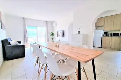 Image de Spacious Lightflooded 2br Apt | Near Center
