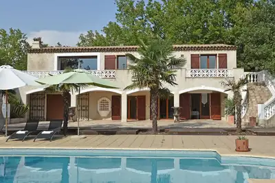 Splendide villa avec piscine à Saint-Paul-en-Forêt