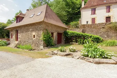 Image de Maison de vacances près de la rivière avec piscine