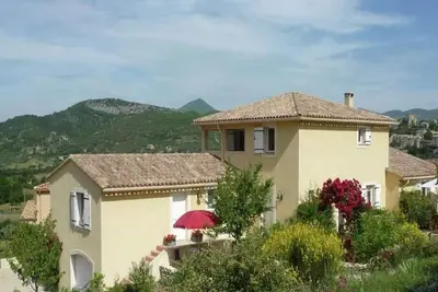 Bel appartement à Montbrun-les-Bains avec balcon